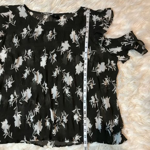 ❤️SALE❤️Bobeau Blouse Sheer cold shoulder Black & White, ruffle sleeves, size L - Picture 12 of 12